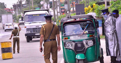 වාහන අංක මෙහෙම තිබ්බොත් වැඩ වරදියි – අයිතිකරුවන් සමඟ වාහන දෙකක් අත්අඩංගුවට